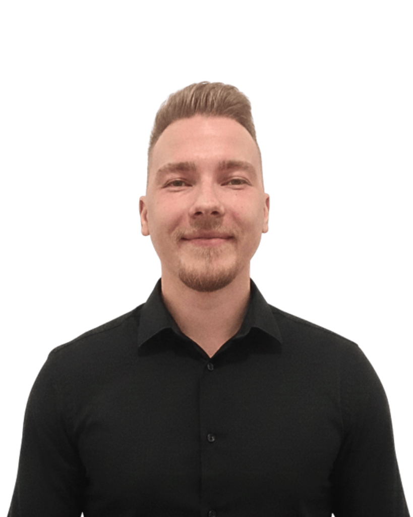 Pyry Niininen katsoo hymyillen suoraan kameraan, päällä musta kauluspaita